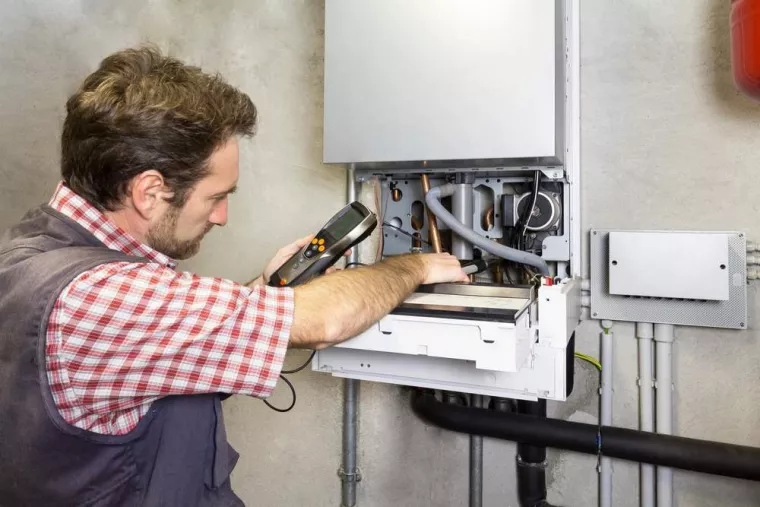 Professionnel pour installation d'une chaudière électrique dans placard mural d'un appartement, Oloron-Sainte-Marie, Cazalet Alexandre